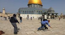 Polícia israelense e palestinos se enfrentam em frente à mesquita de Al Aqsa em Jerusalém 10/05/2021