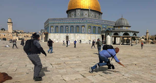 Polícia israelense e palestinos se enfrentam em frente à mesquita de Al Aqsa em Jerusalém 10/05/2021