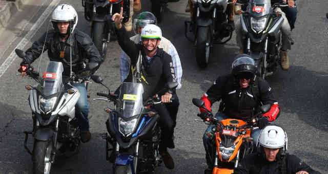 Presidente Jair Bolsonaro acena a apoiadores durante manifestação de motociclistas que liderou no Rio de Janeiro