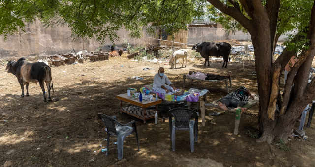 Harveer Singh, 65, morador de Mewla Gopalgarh que está com Covid-19, distrito de Jewar, em Uttar Pradesh, Índia 16/5/2021 REUTERS/Danish Siddiqui