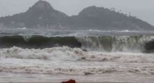 Frete fria traz tempestadee e ressaca na praia da Barra da Tijuca, no Rio de Janeiro