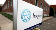 Placa com o logo da Freepoint Commodities na sede da companhia em Stamford, Connecticut, nos Estados Unidos