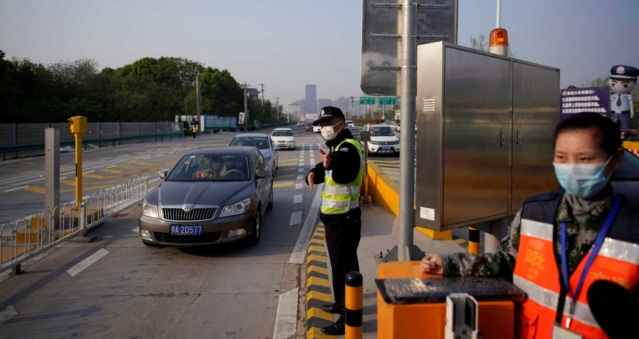 Agente direciona o tráfego em Wuhan, China