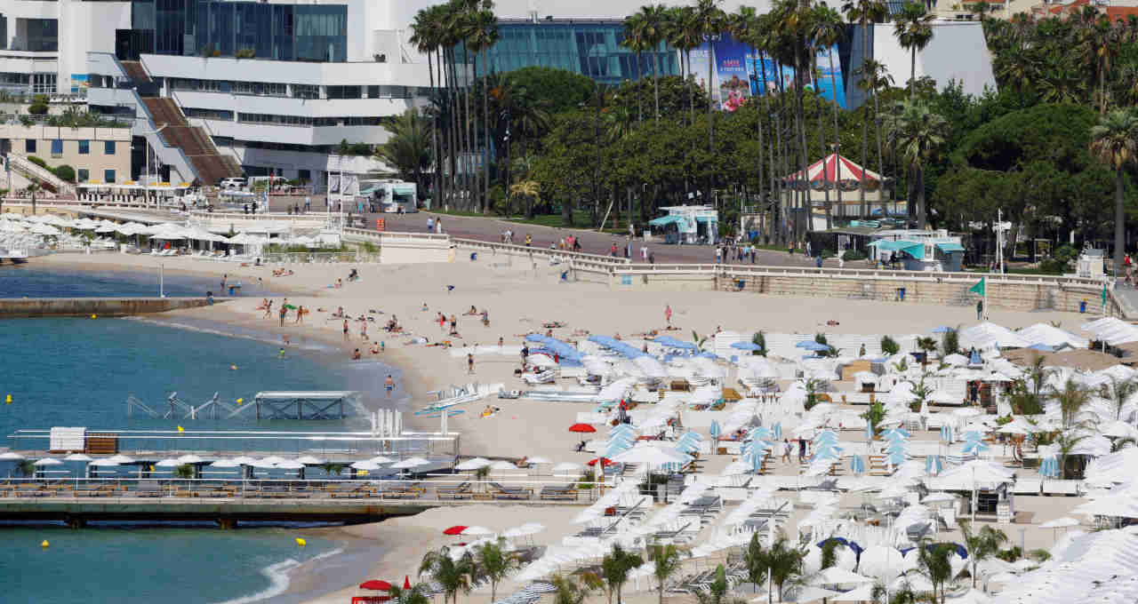 Vista da Riviera Francesa em preparação para o Festival de Cinema de Cannes