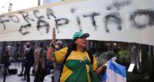 Manifestação de apoio ao presidente Jair Bolsonaro na frente do hospital em que estava internado