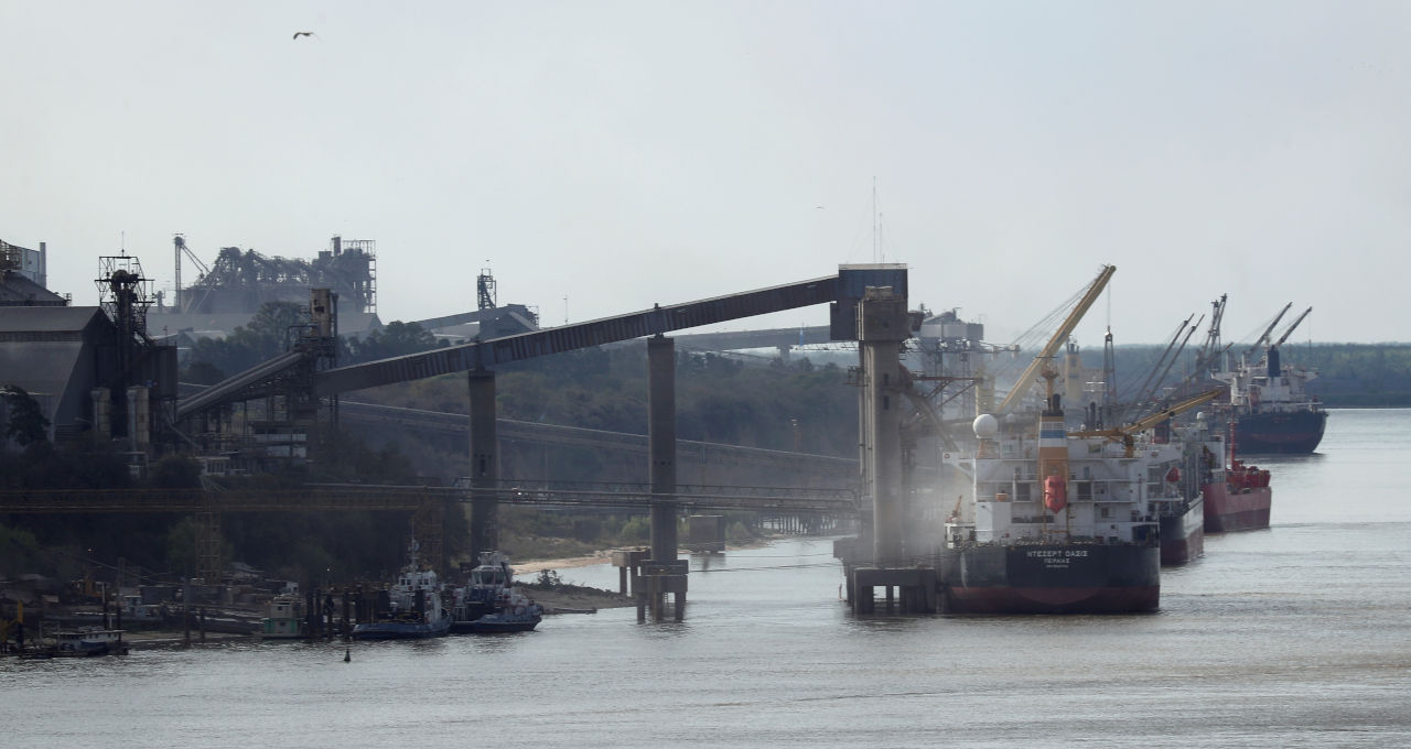 Grãos em porto no rio Paraná