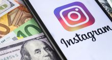 Um celular com o ícone do Instagram ao lado de cédulas de dinheiro, incluindo dólar