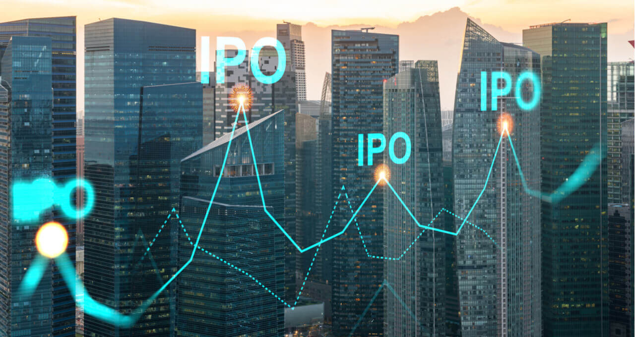 Gráfico com vários IPOs em primeiro plano. Ao fundo, uma cidade com vários arranha-céus