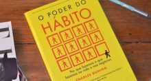 Livro "O Poder do Hábito" exposto em uma mesa