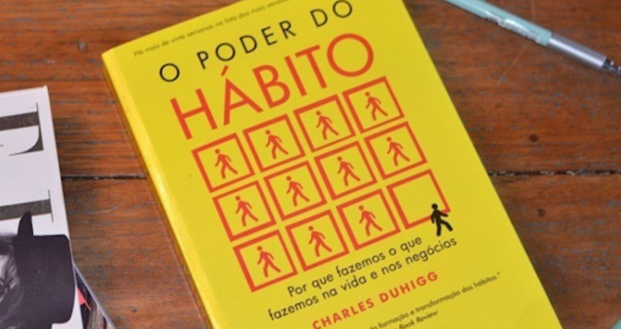 Livro "O Poder do Hábito" exposto em uma mesa