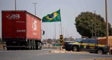 Viatura da Polícia Rodoviária Federal em posto de combustível na BR-040, em Valparaíso de Goiás, durante protesto de caminhoneiros