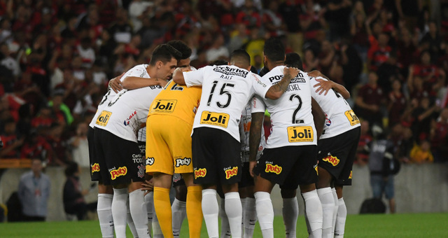 Jogadores do corinthians em uma roda