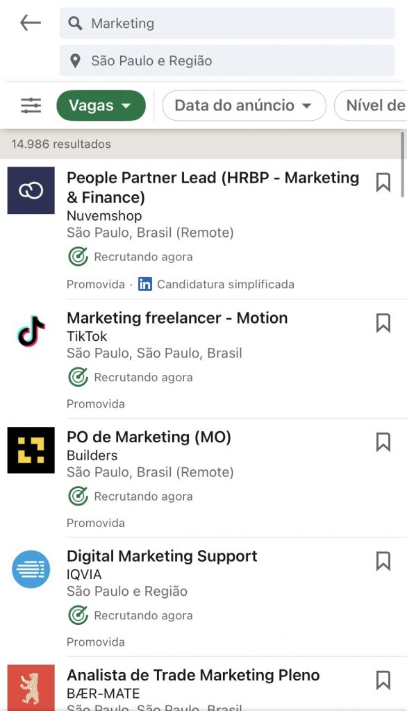 Print da tela de um celular mostrando as vagas de marketing no LinkedIn