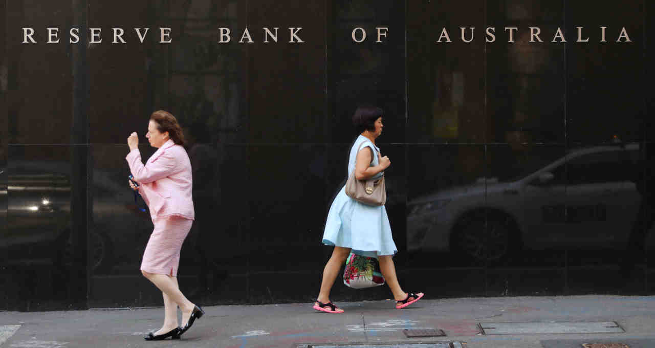 Duas mulheres caminham em frente à sede do banco central da Austrália, no centro de Sydney 06/02/2018