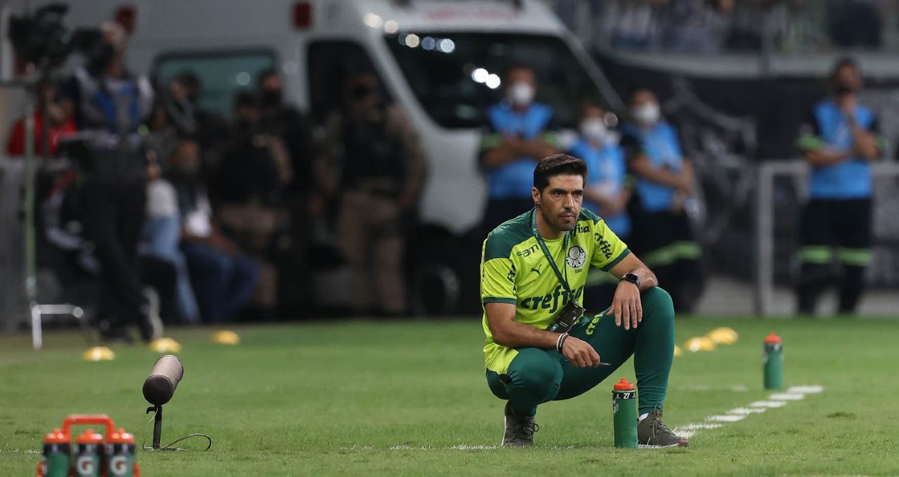 Abel Ferreira lança livro sobre sua trajetória no Palmeiras e traz lições de liderança