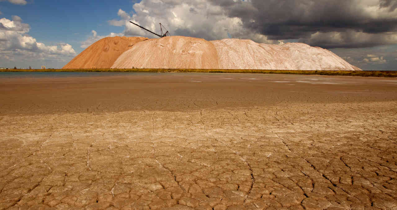 Visão geral mostra pilhas de resíduos na mina de potássio Belaruskali perto da cidade de Soligorsk, um dos insumos para fertilizantes