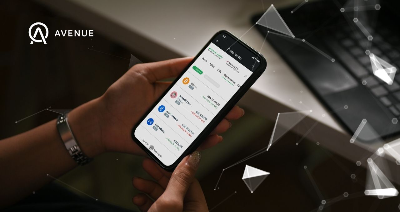 Pessoa segurando celular no app da Avenue, que acaba de lançar plataforma de criptomoedas