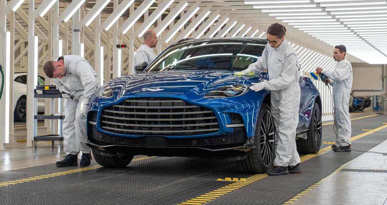 Aston Martin DBX707