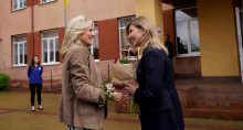 Primeira-dama dos EUA, Jill Biden, se econtra com primeira-dama da Ucrânia, Olena Zelenska, em Uzhhorod