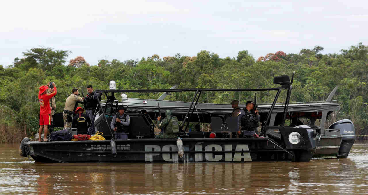 Policiais e membros da equipe de resgate durante operações de busca pelo jornalista britânico Dom Phillips e pelo indigenista Bruno Pereira