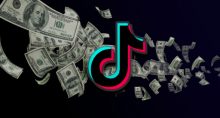 Notas de dólar com a logo do TikTok em primeiro plano