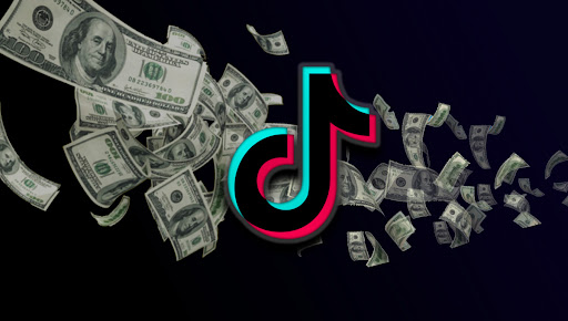 Notas de dólar com a logo do TikTok em primeiro plano