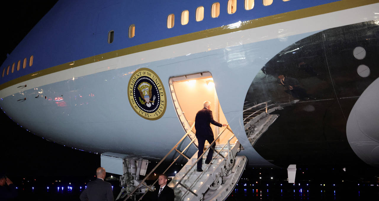 Presidente dos EUA, Joe Biden, embarca em avião presidencial para viagem ao Oriente Médio