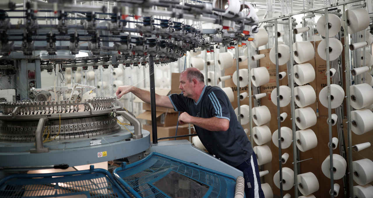 Linha de produção da Aube Tricotage em Sainte-Savine, França