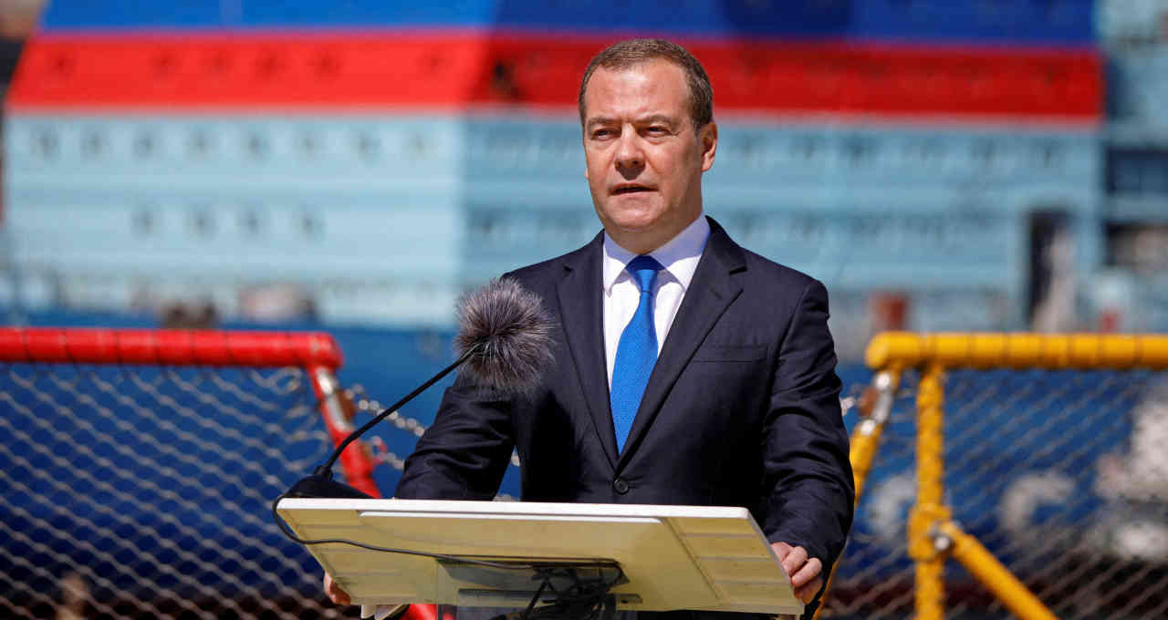 Dmitry Medvedev, vice-presidente do Conselho de Segurança da Rússia, discursa em São Petersburgo