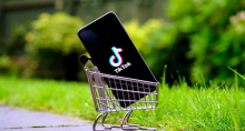 Celular dentro de um carrinho de compras com logo do TikTok