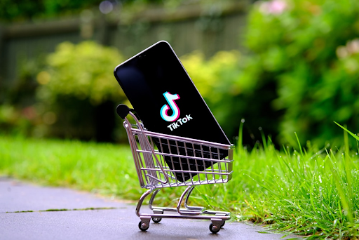 Celular dentro de um carrinho de compras com logo do TikTok