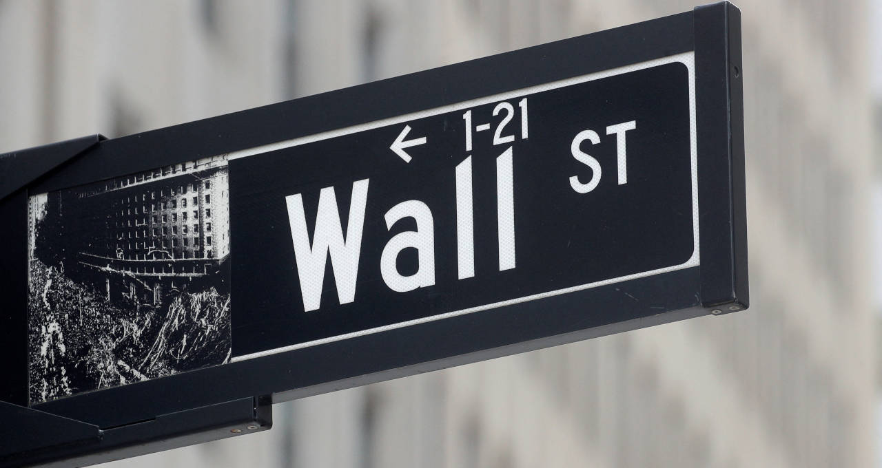 Placa sinaliza Wall Street, em Nova York