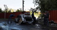 Carro destruído por ataque militar russo em Kharkiv