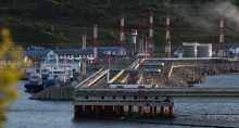 Vista do terminal petrolífero Kozmino perto de Nakhodka