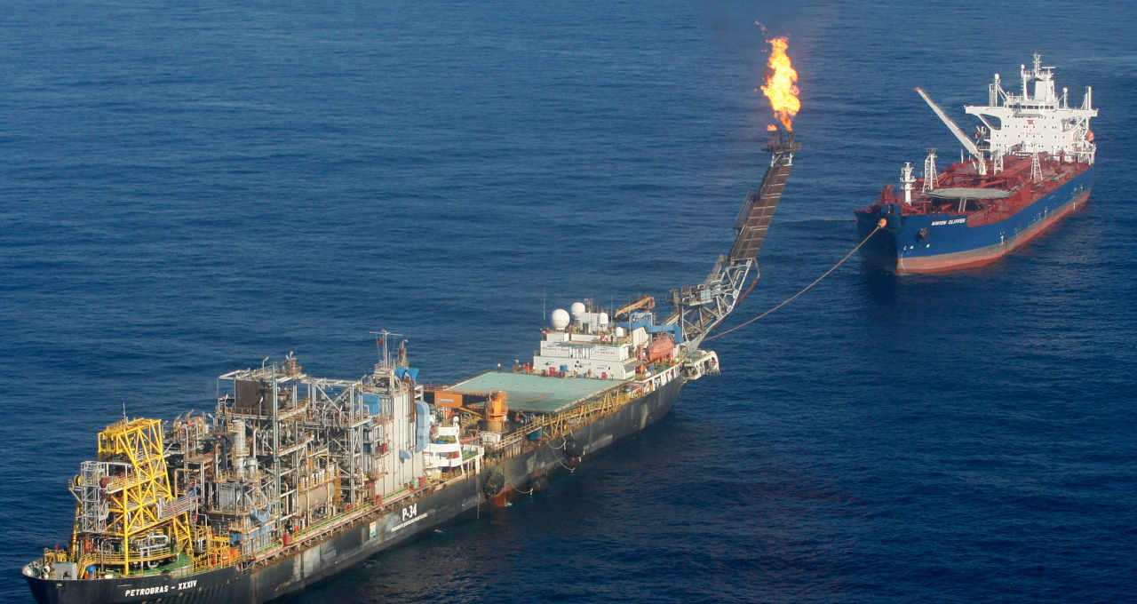 Vista aérea de plataforma de petróleo na Bacia de Campos, litoral do Espírito Santo