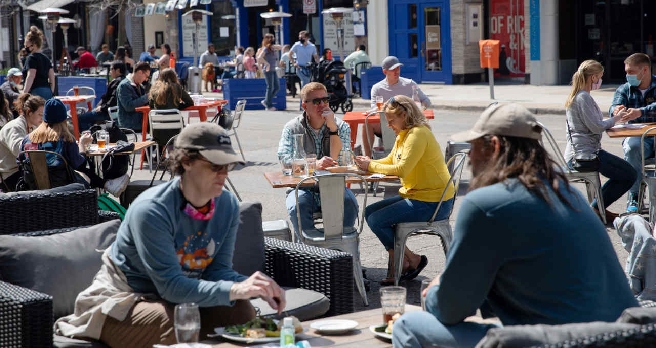 Consumidores se reúnem na área externa de restaurante, em Ann Arbor, Michigan