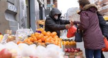 Barraca de frutas e vegetais em Manhattan, Nova York