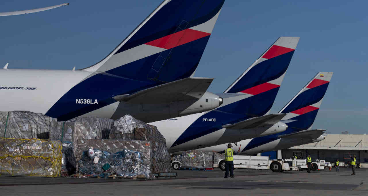 Latam Airlines avião companhia aérea aviação raízen