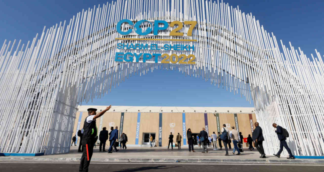 Policial na frente do centro de convenções da COP27, no Egito