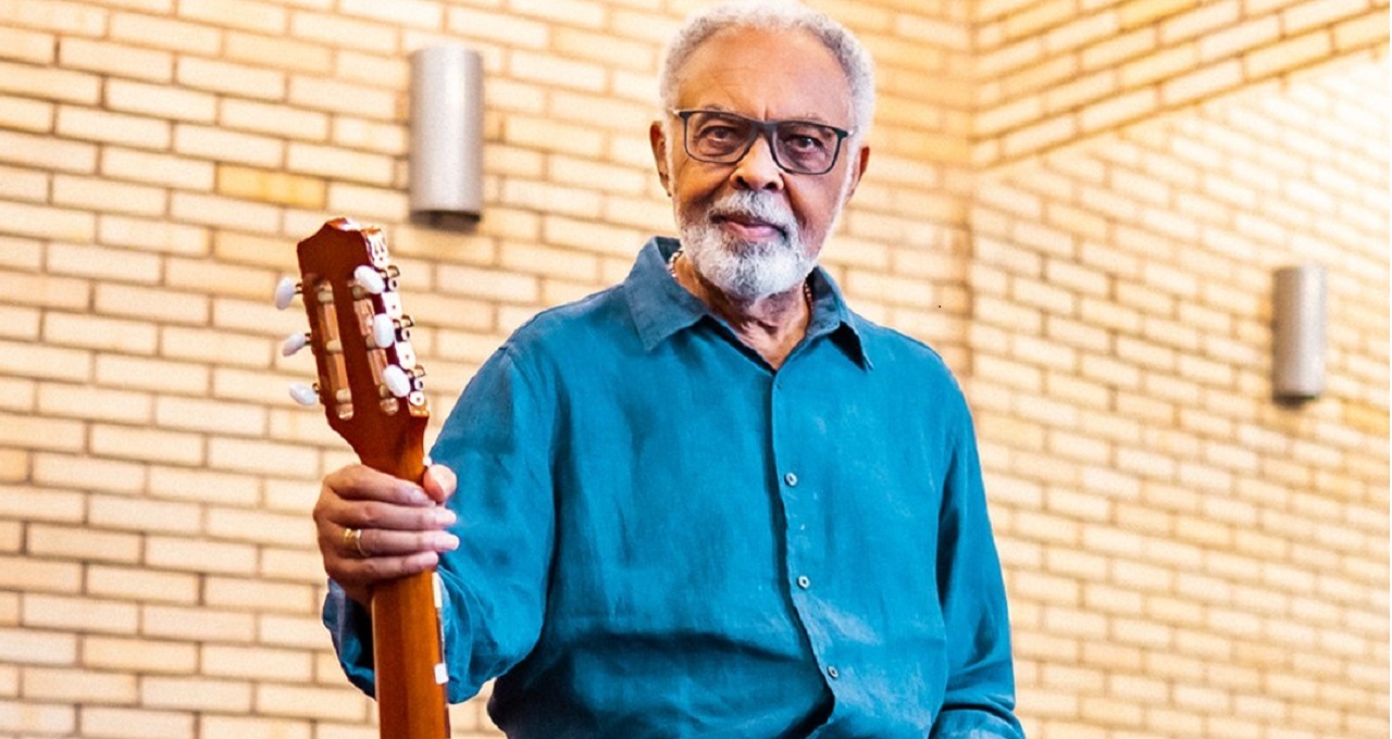 Gilberto Gil com um violão 