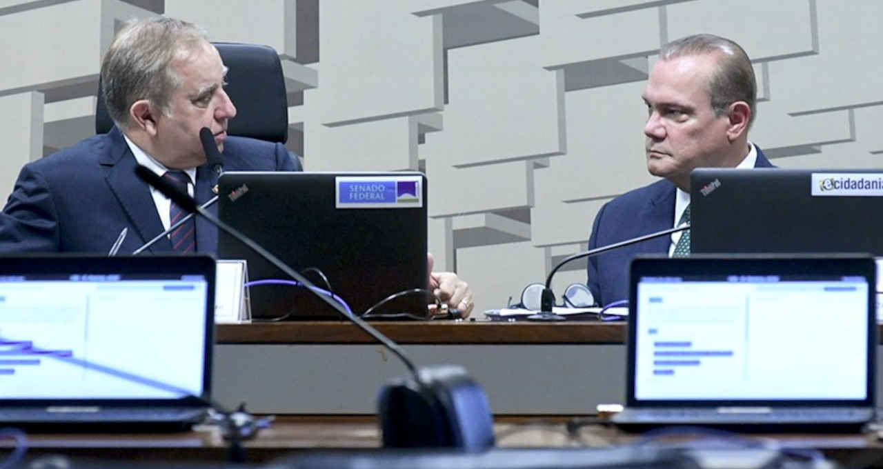 Izalci Lucas, presidente da comissão, conversa com o relator, Wellington Fagundes