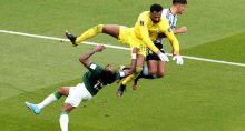 Yasser Al-Shahrani se choca com goleiro Mohammed Al-Owais