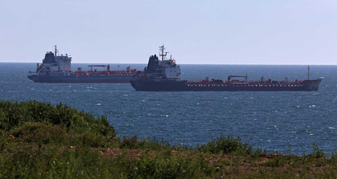 Petroleiros navegam ao longo da Baía de Nakhodka, perto da cidade portuária de Nakhodka