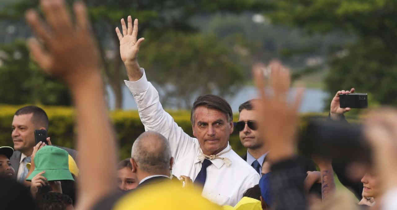 Jair Bolsonaro presidente república acena apoiadores fim de mandato frases polêmicas balanço governo