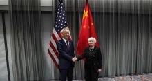 Janet Yellen, cumprimenta o vice-primeiro-ministro chinês, Liu He