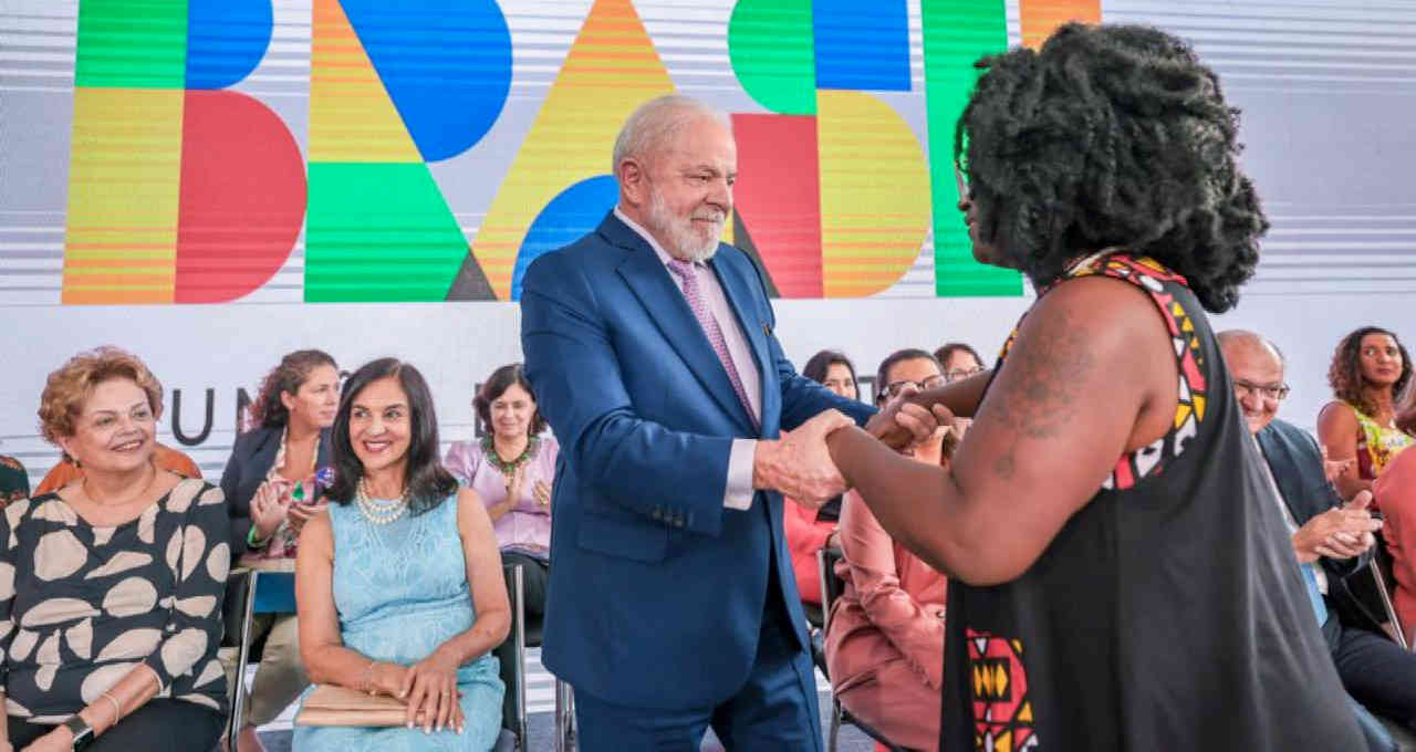 projeto lei igualdade equiparação salarial gênero homens mulheres dia 8 março luiz inácio lula silva carreiras assinatura íntegra 