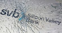 banco silicon valley bank atrás de vidro quebrado