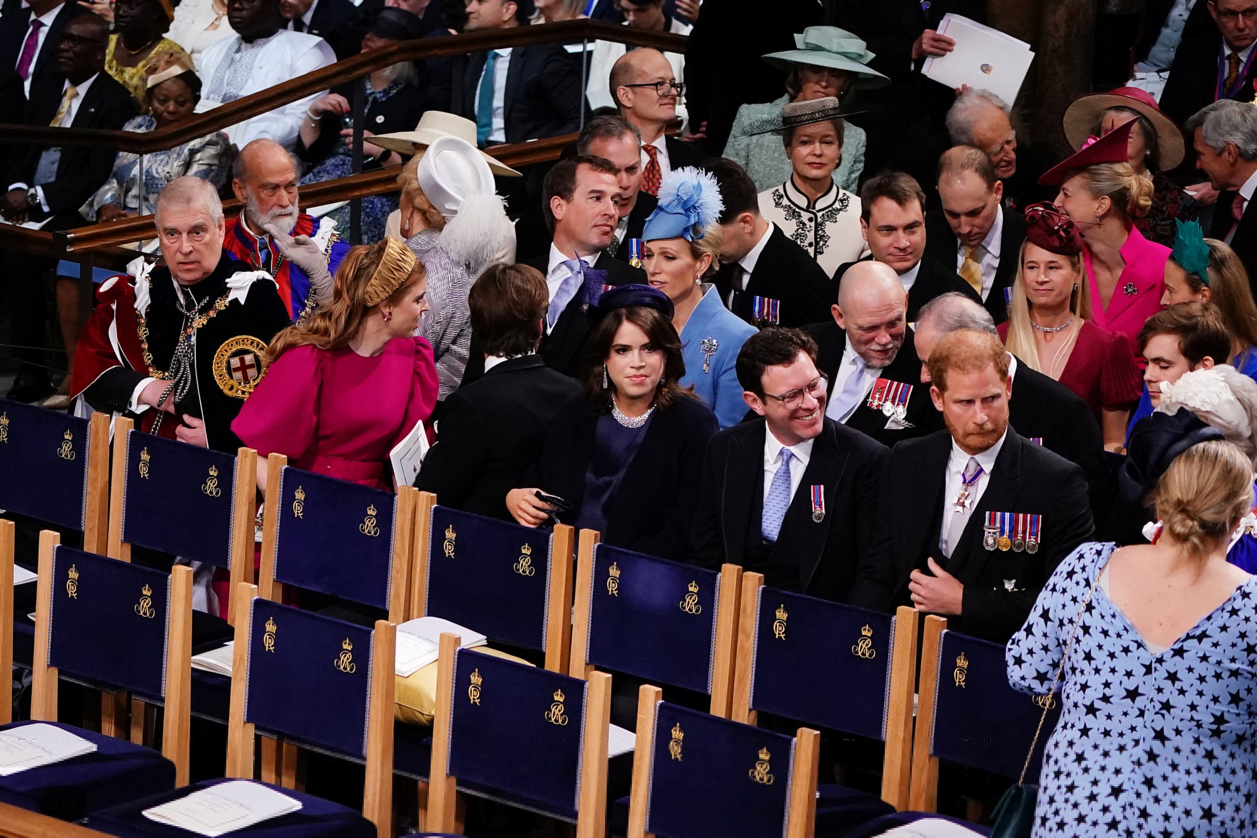 (Da esquerda para a direita) Duque de York, Princesa Beatrice, Peter Phillips, Edoardo Mapelli Mozzi, Zara Tindall, Princesa Eugenie, Jack Brooksbank, Mike Tindall e o Duque de Sussex na cerimônia de coroação do Rei Charles III e da Rainha Camilla na Abadia de Westminster, Londres. Yui Mok/Pool via REUTERS