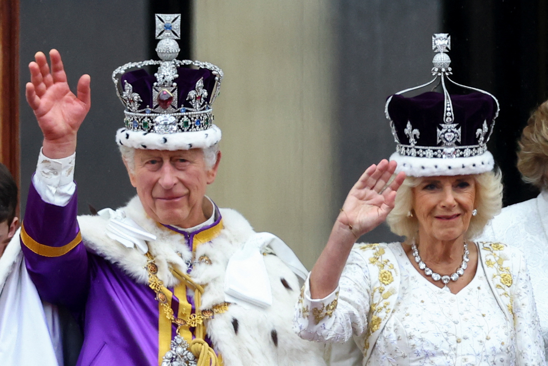 Rei Charles e da Rainha Camilla na varanda do Palácio de Buckingham após cerimônia de coroação. REUTERS/Hannah McKay