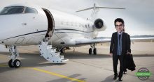 vinicius bazan, analista de criptomoedas, entrando em um avião